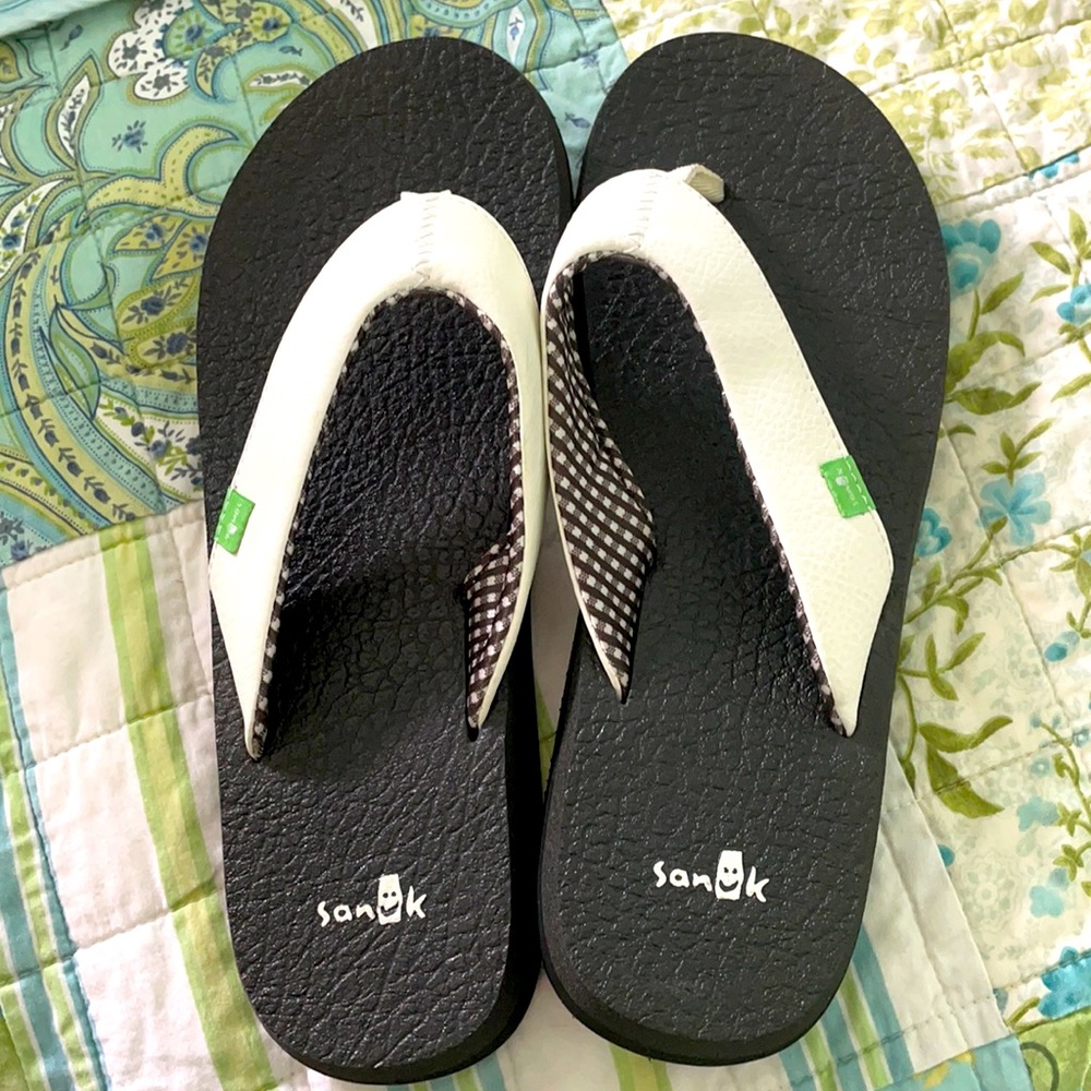 New White Women’s Sanuk flip flops
